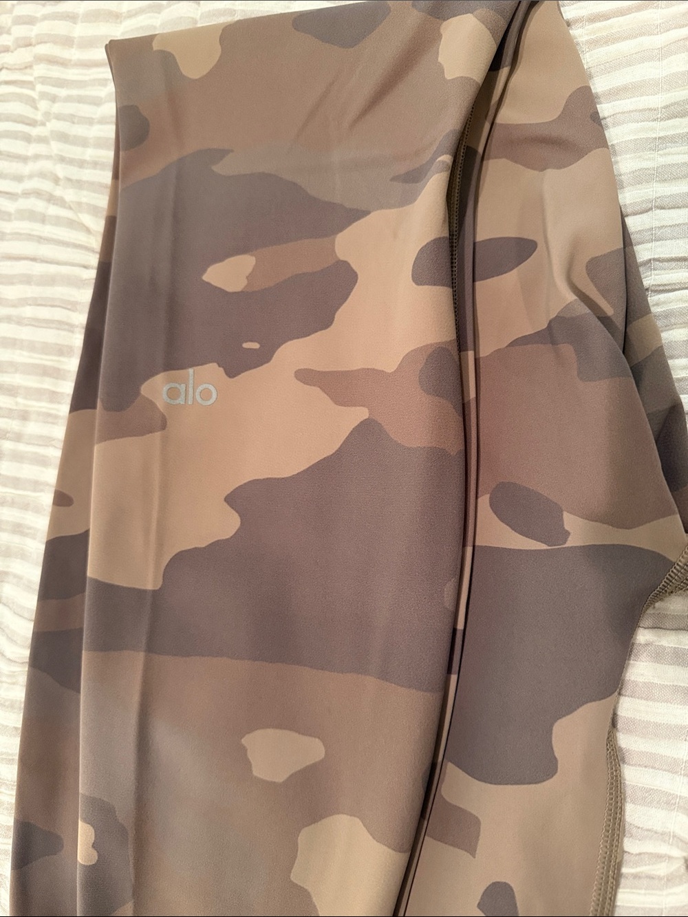 Alo Yoga High-Waist Camo Leggings in Taupe/Olive NWOT L - Picture 4 of 4